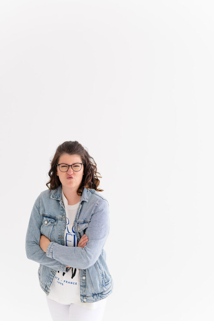 Evi hält sich gespielt erschrocken die Hände an die Wangen