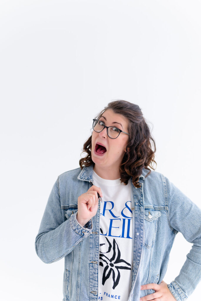 Evi in Jeansjacke schaut gespielt entsetzt