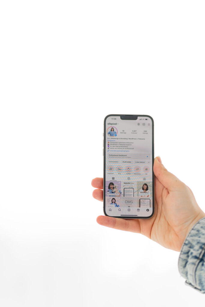 Hand hält ein Smartphone mit einer mobilen Website