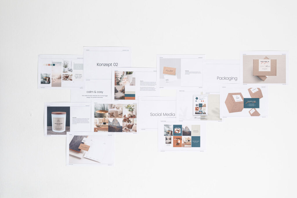 Evi vor einer Moodboard-Wand mit Entwürfen