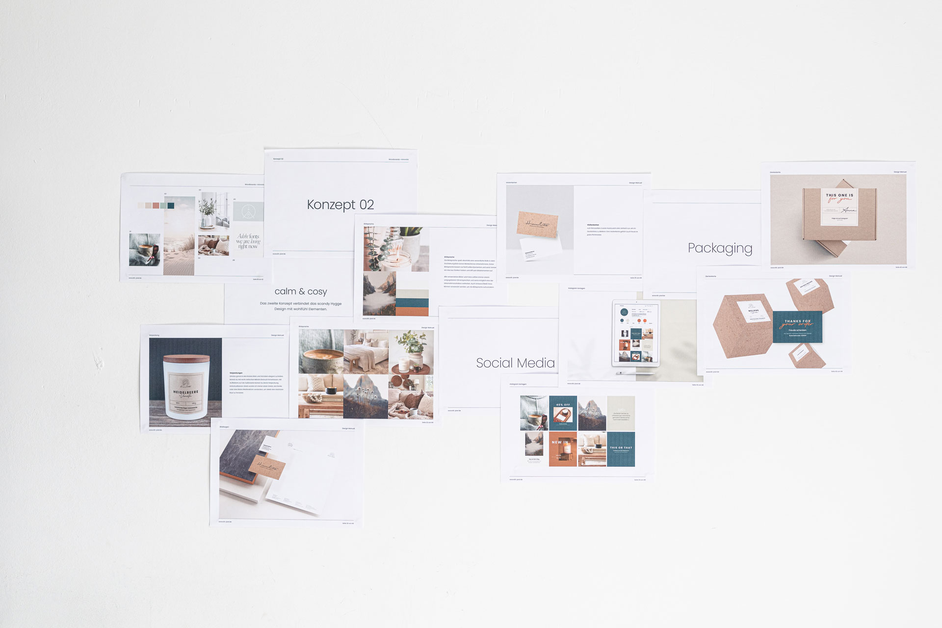 Moodboard mit Konzeptentwürfen, Farben und Layouts an der Wand