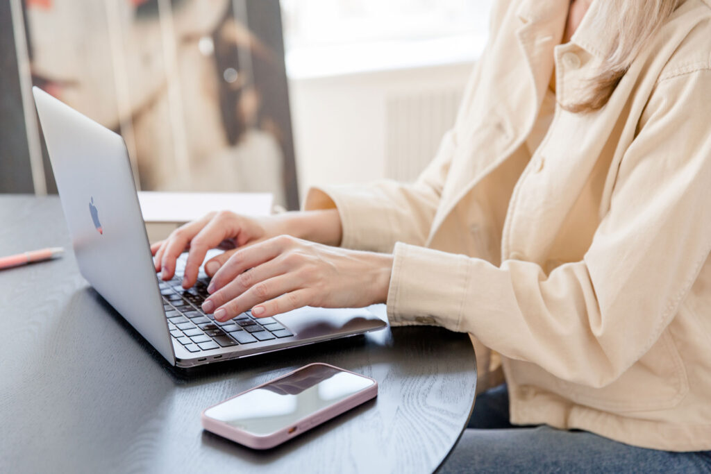 Frau mit laptop arbeitet an ihrer Onpageoptimierung